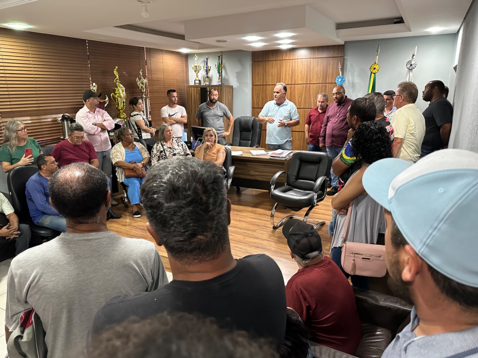 Prefeito recebe representantes de bairros e pastores para preparar ações para o dia 